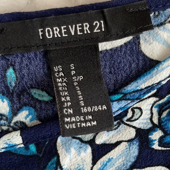 Forever 21 blue floral crop top. Size small - Picture 3 of 5
